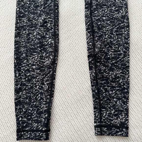 Lululemon Wunder Under Black & White 28” Leggings Size 4 - Picture 4 of 9